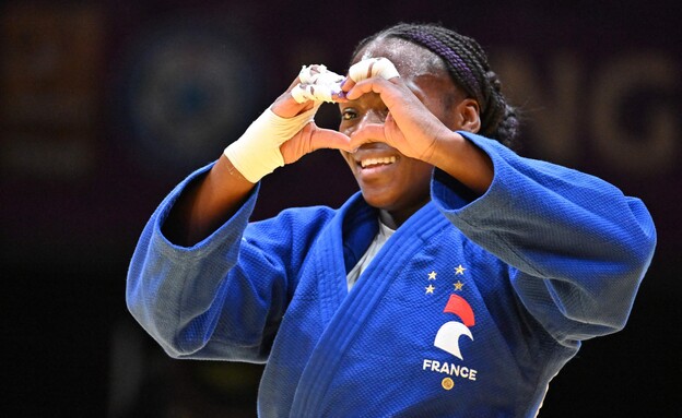 קלריס אגבניינו אחרי הזכייה במדליית ארד בג'ודו מאסטרס 2023 (צילום: ATTILA KISBENEDEK AFP via Getty Images)