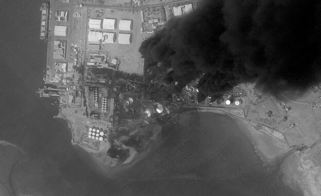 תקיפת חיל האוויר הישראלי בעיר הנמל חודיידה (צילום: ImageSat International - ISI)
