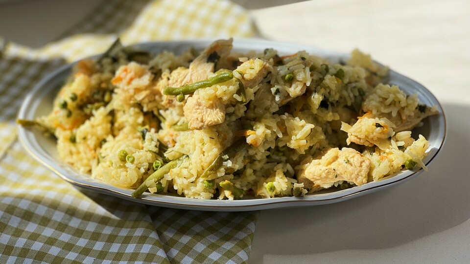 צהריים אש: אורז, ירקות וחזה עוף בסיר אחד (יעל קצב) (צילום: יעל קצב, mako אוכל)