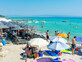 חוף יוון מיטות שיזוף (צילום: Mistervlad, shutterstock)