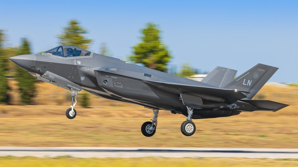 מטוס F-35 של חיל האוויר של ארה"ב ממריא בתערוכה אווירית ביוון