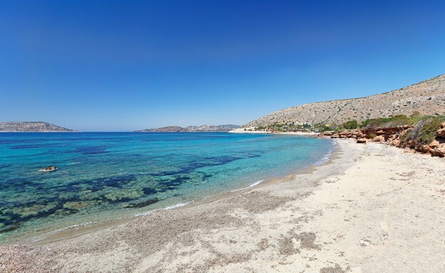 תימארי חוף יוון מיטות שיזוף (צילום: Constantinos Iliopoulos, shutterstock)