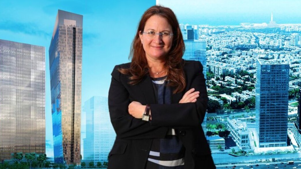 דנה עזריאלי על רקע מגדלי עזריאלי TOWN