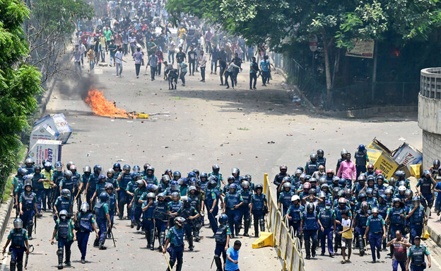 משטרה מחאות סטודנטים בבנגלדש (צילום: MUNIR UZ ZAMAN, getty images)
