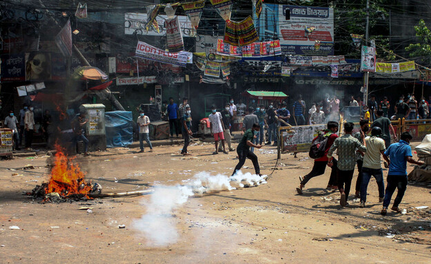 שרפות מחאות סטודנטים בבנגלדש (צילום: AFP, getty images)