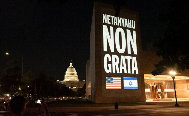 כרזות נגד נתניהו בוושינגטון  (צילום: UnXeptable)