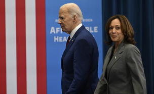 סגנית הנשיא קמלה האריס והנשיא ג'ו ביידן (צילום: Peter Zay/Anadolu via Getty Images)