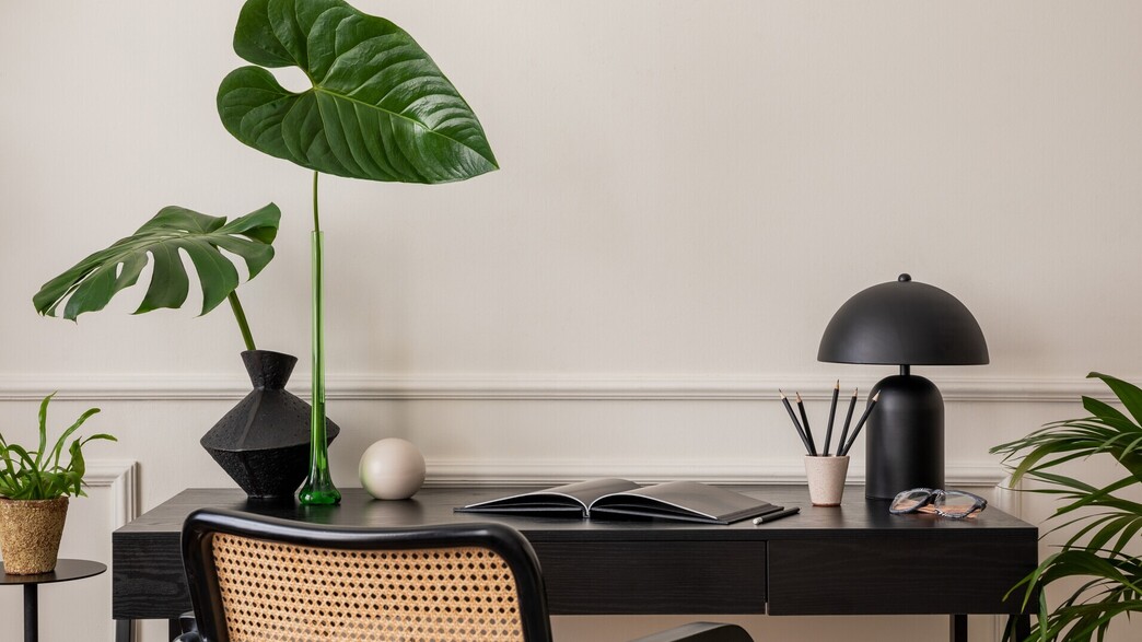 שילוב שחור בעיצוב הבית, פינת עבודה, שולחן 