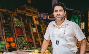 בעלים של חנות פירות - הבית לסולידריות חברתית (צילום: shutterstock_Juan_Pablo_Olaya_Celis)