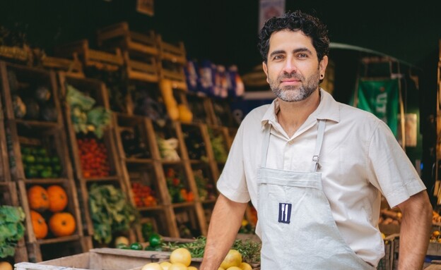 בעלים של חנות פירות - הבית לסולידריות חברתית (צילום: shutterstock_Juan_Pablo_Olaya_Celis)