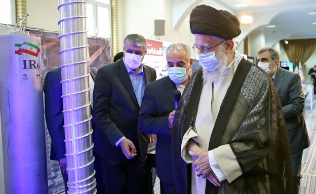 מנהיג איראן עלי ח'אמנאי בתערוכת הגרעין (צילום: רויטרס)