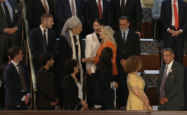 נציגי משפחות החטופים ומשפחת נתניהו בקונגרס (צילום: AP)