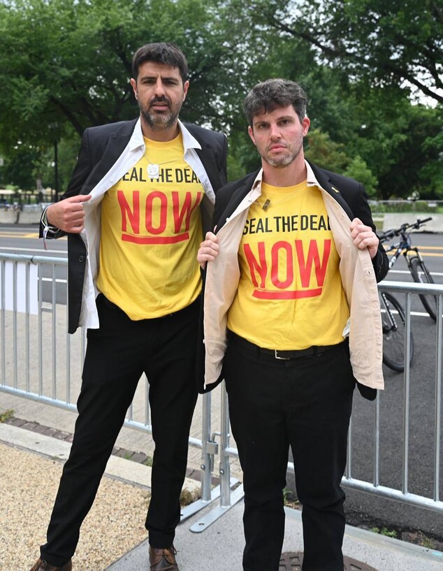 גיל דיקמן ומיכאל לוי עם חולצת המחאה מחוץ לנאום של נתניהו בקונגרס (צילום: לירי אגמי)