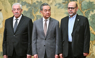 שר החוץ הסיני, ונציגי חמאס ופתח בפסגה בבייג'ינג (צילום: רויטרס)