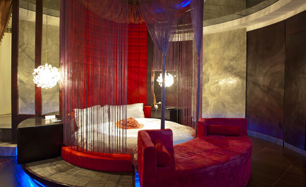 חדר מלון מיטה עגולה (צילום: Tarzan9280, shutterstock)
