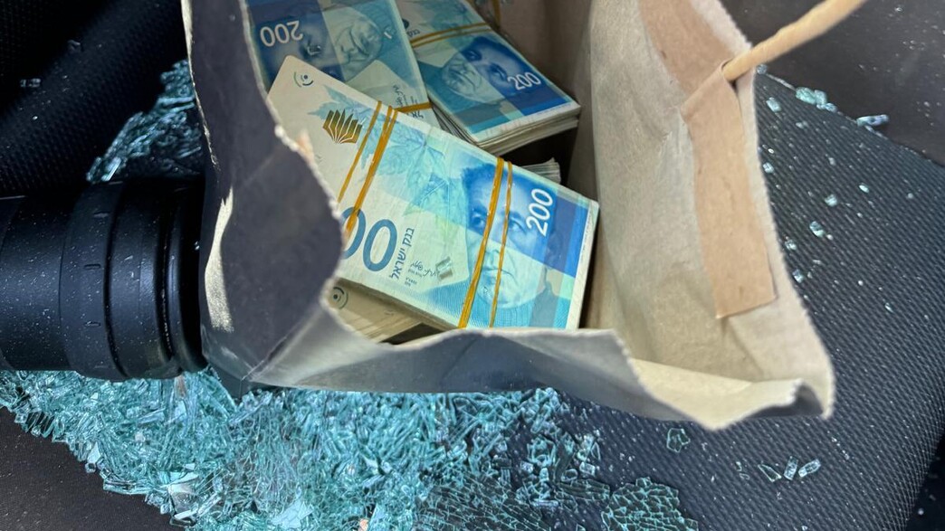 הכסף שגנבו החשודים החברים בכנופיה (צילום: דוברות המשטרה)