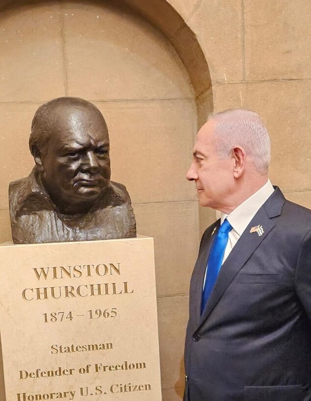 נתניהו עם הפסל של צ'רצ'יל לאחר הנאום בקונגרס (צילום: מתוך הטוויטר של העיתונאי אריאל כהנא)