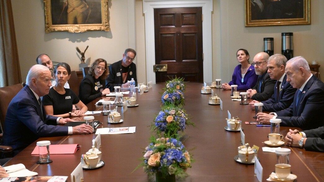 ביידן ונתניהו עם משפחות החטופים