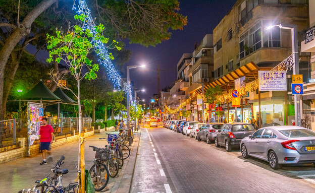 רחוב תל אביב בערב (צילום: Roofsoldier, shutterstock)