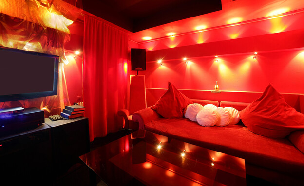 חדר מלון אדום (צילום: fiphoto, shutterstock)