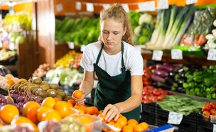 נערה עובדת בדוכן ירקות (צילום: shutterstock)