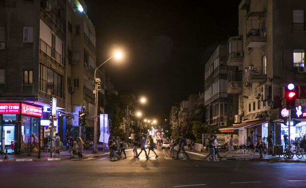 רחוב בתל אביב בלילה (צילום: rasika108, shutterstock)