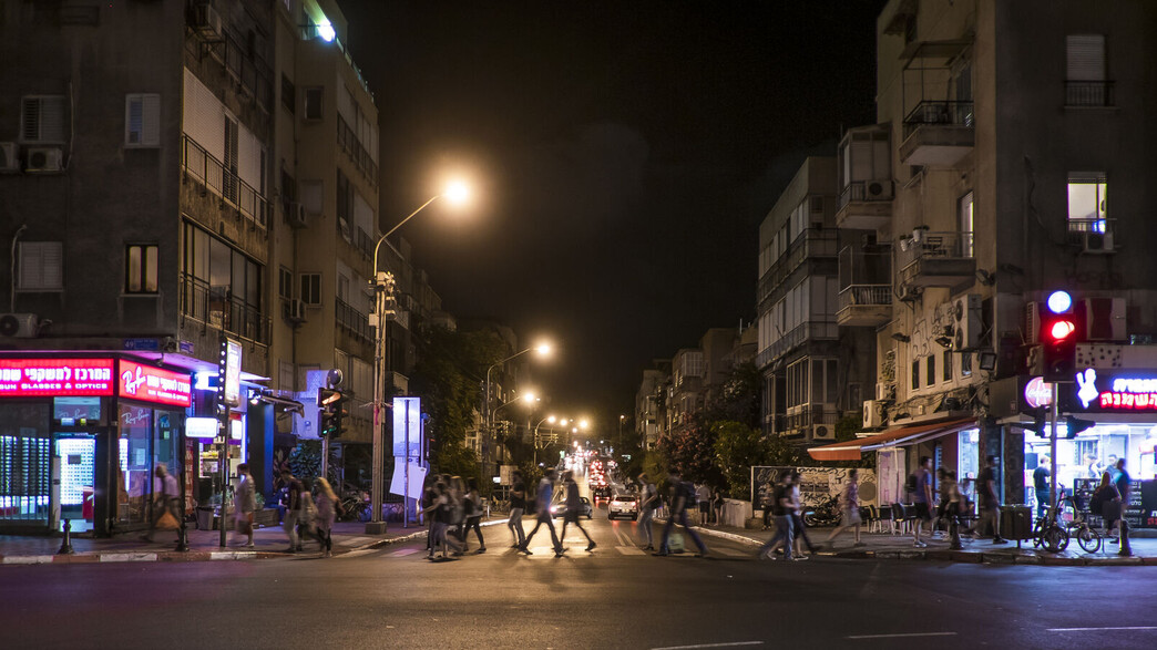 רחוב בתל אביב בלילה