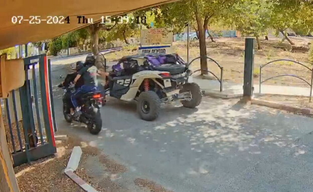 תיעוד רוכב אופנוע יורה ברכב באגי (צילום: לפי סעיף 27א' לחוק זכויות יוצרים)