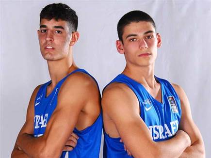 כבר הובילו נבחרת יחד. שרף ומאייר בקיץ 2022 (FIBA) (צילום: ספורט 5)