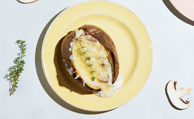 תפוחי אדמה אפויים כמו בדוכני אוכל (צילום: יוגב מאיר, ארוחה לכל המשפחה, רון יוחננוב)