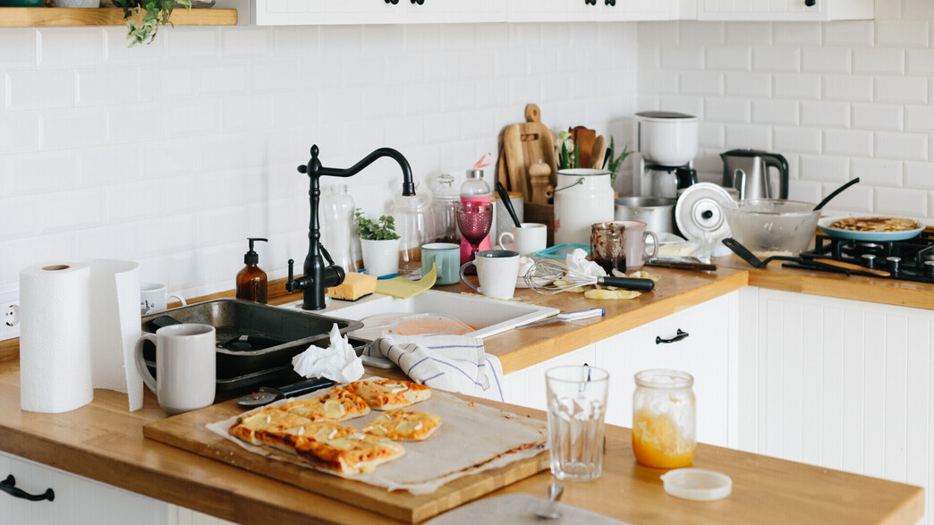 מטבח מלוכלך, כלים בכיור, בלגן בבית