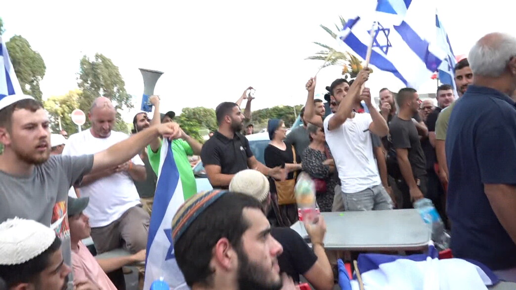 אזרחים מפגינים נגד עיכוב הלוחמים לחקירה בבית ליד