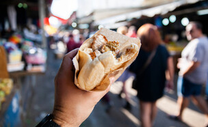 אכילת פלאפל (צילום: shutterstock)