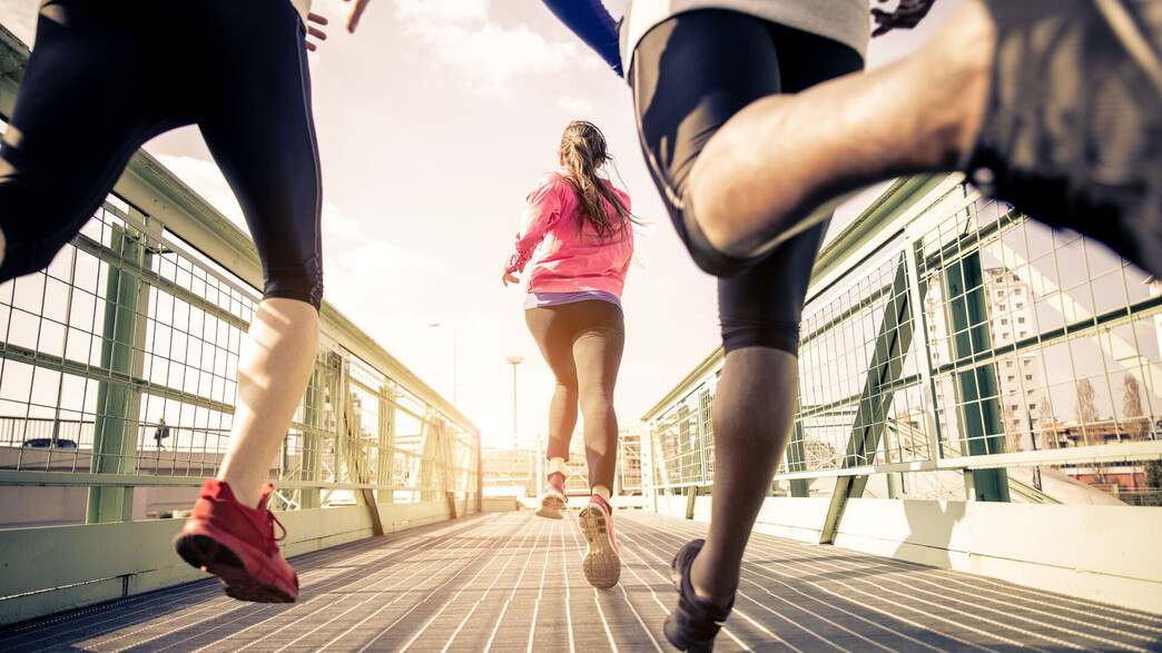 אימון ריצה, תחרות, מבט מאחור על רצים (צילום: oneinchpunch, SHUTTERSTOCK)