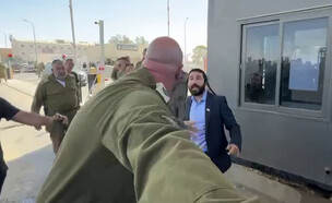 ח''כ צבי סוכות בבסיס שדה תימן (צילום: שימוש לפי סעיף 27א, חוק זכויות יוצרים)