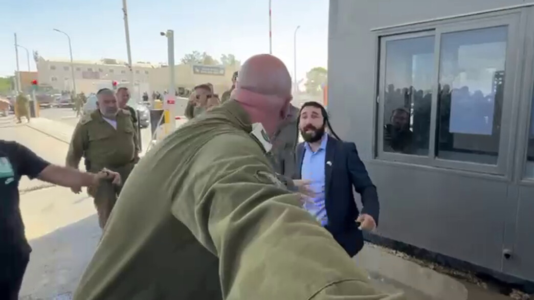 ח''כ צבי סוכות בבסיס שדה תימן ח''כ צבי סוכות בבסיס שדה תימן