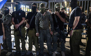 החמושים שתועדו בבית ליד (צילום: OREN ZIV/AFP via Getty Images)