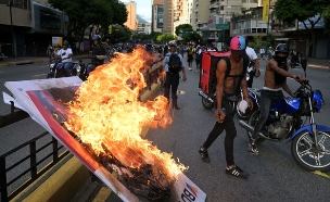 פוסטר מדורו נשרף ונצואלה הפגנות  (צילום: YURI CORTEZ, getty images)