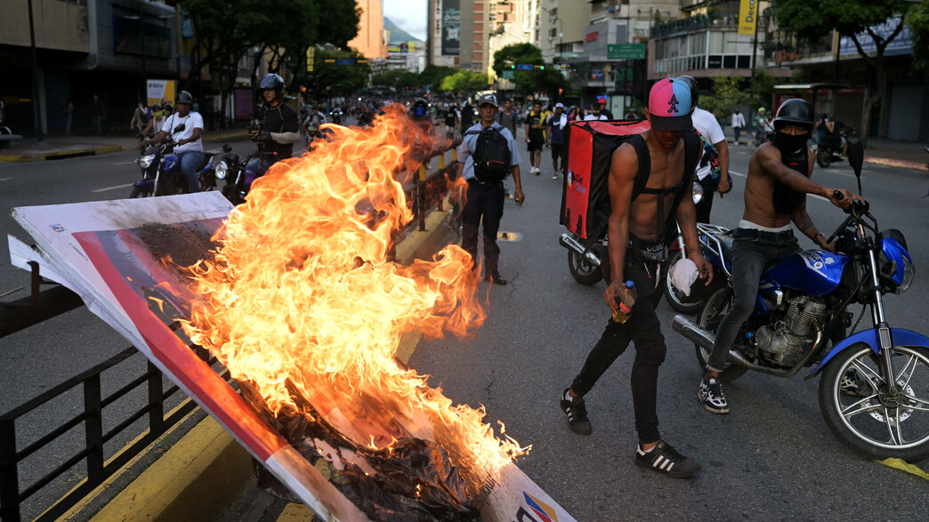 פוסטר מדורו נשרף ונצואלה הפגנות  (צילום: YURI CORTEZ, getty images)