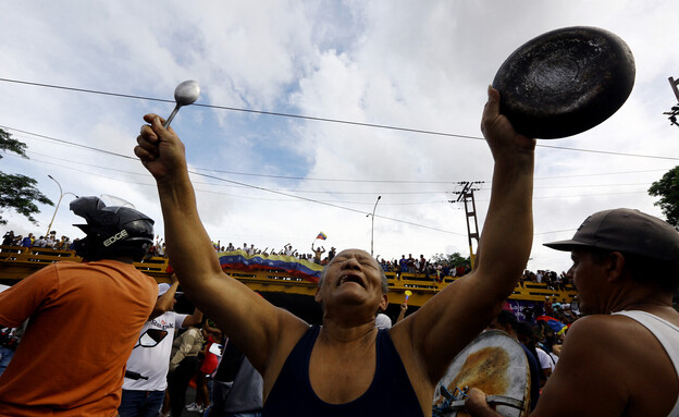 אזרחים ונצואלה הפגנות  (צילום: JUAN CARLOS HERNANDEZ , getty images)