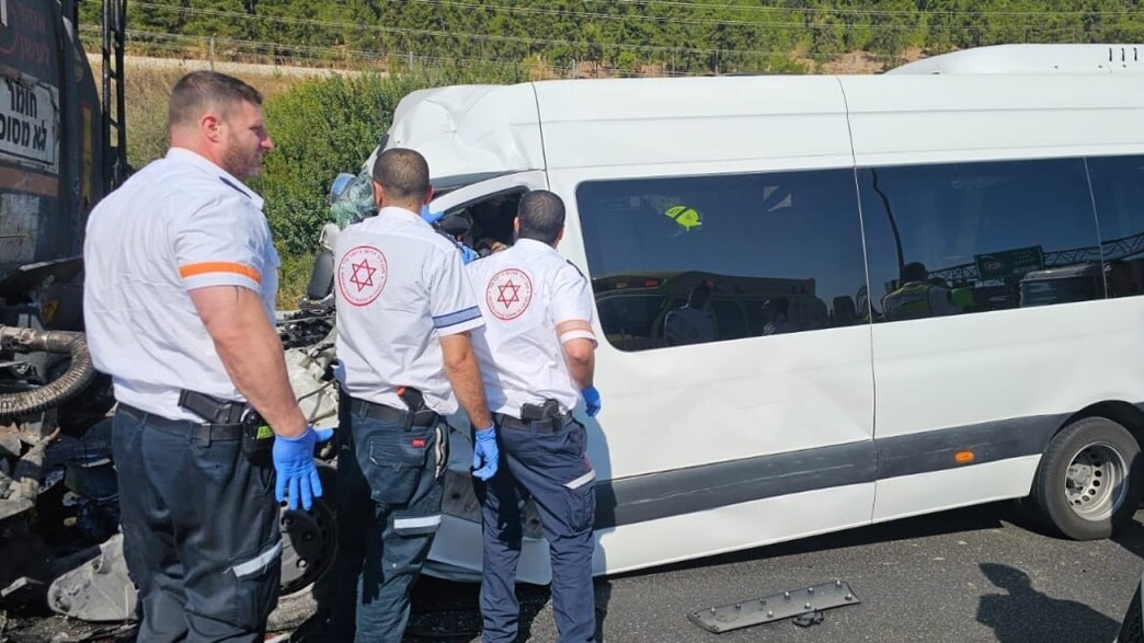 תאונת דרכים בין משאית למיניבוס בכביש 6 תאונת דרכים בין משאית למיניבוס בכביש 6
