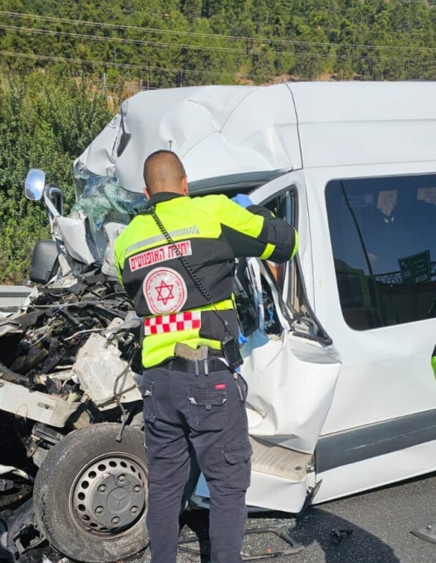 תאונת דרכים בין משאית למיניבוס בכביש 6  (צילום: תיעוד מבצעי מד