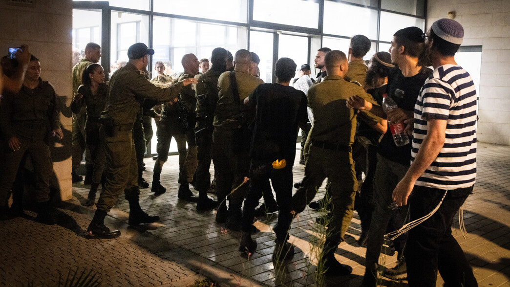 המונים פורצים לבסיס בית ליד המונים פורצים לבסיס בית ליד