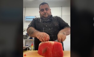 ניסים חותך אבטיח (צילום: חשבון הטיקטוק nissim88)