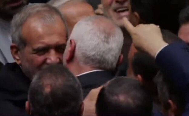 נשיא איראן ואיסמעיל הנייה מתחבקים בטקס ההשבעה