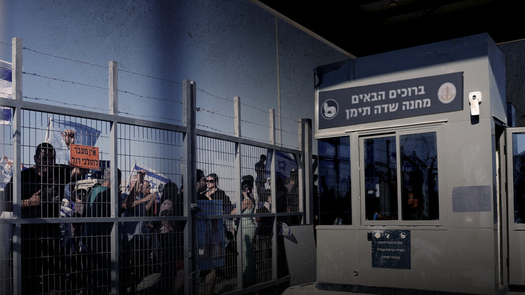 המונים פורצים לבסיס שדה תימן