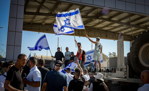 המונים פורצים לבסיס שדה תימן (צילום: דודו גרינשפן, פלאש 90)