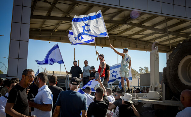 המונים פורצים לבסיס שדה תימן (צילום: דודו גרינשפן, פלאש 90)