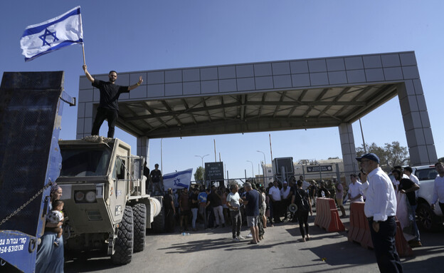 המונים פורצים לבסיס שדה תימן (צילום: AP)