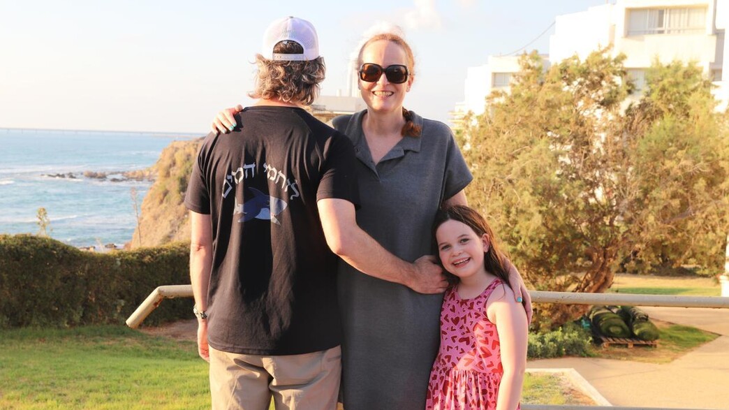 חני, בעלה ובתם במחנה הקיץ של עזר מציון